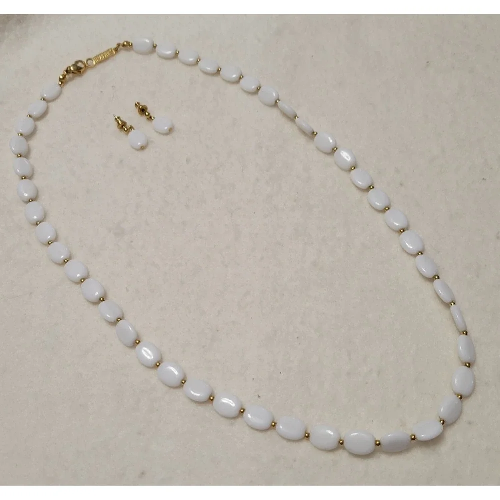 Vintage NAPIER Signed White & Gold Acrylic Bead 22